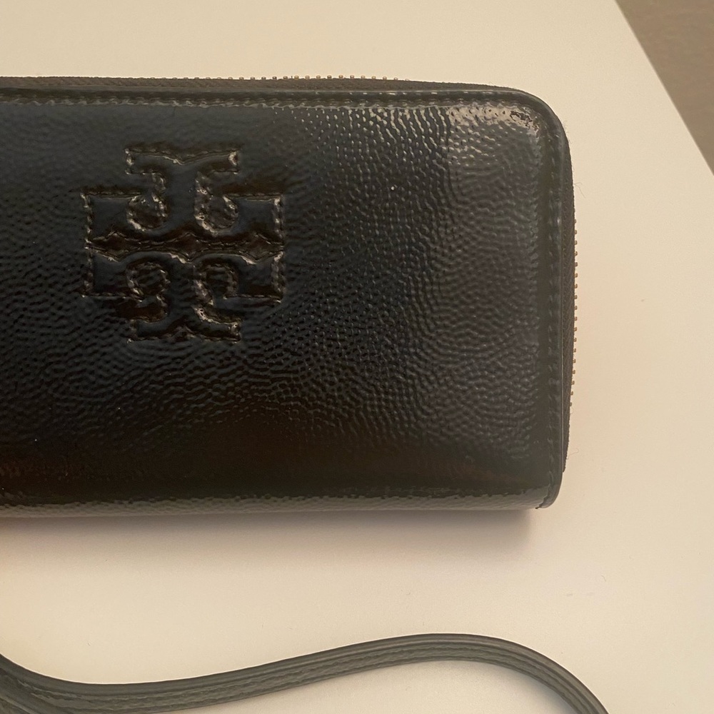 Tory Burch Thea patent leather wristlet - Picture 5 of 15